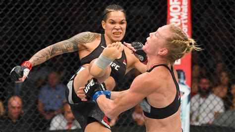 Nunes TKO's Holm in 1st round to retain title .